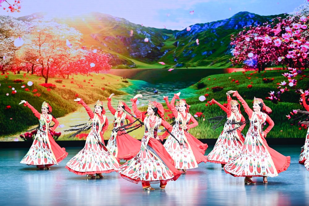 　　来自乌兹别克斯坦国家大剧院“Tumor歌舞团”的舞者表演《我们共同的家园》（7月24日摄）。新华社记者 李响 摄